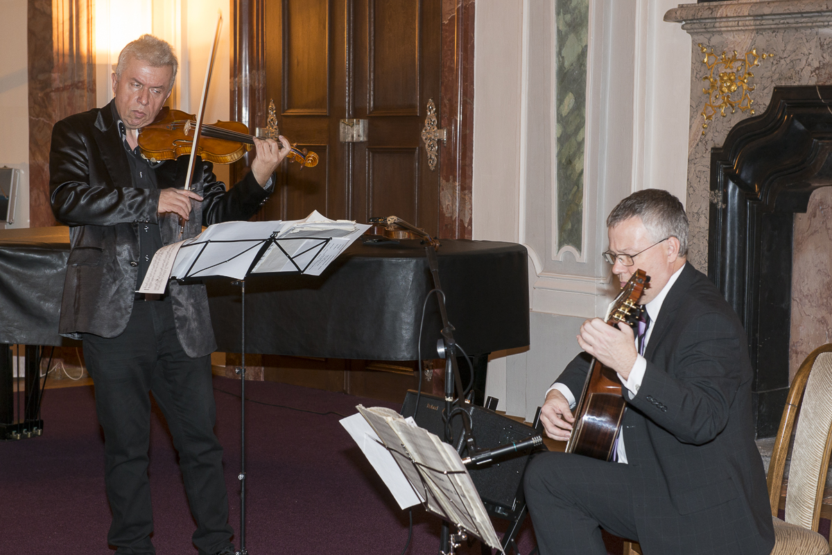 Benefiční koncert houslisty Jaroslava Svěceného a kytaristy Miloslava Klause