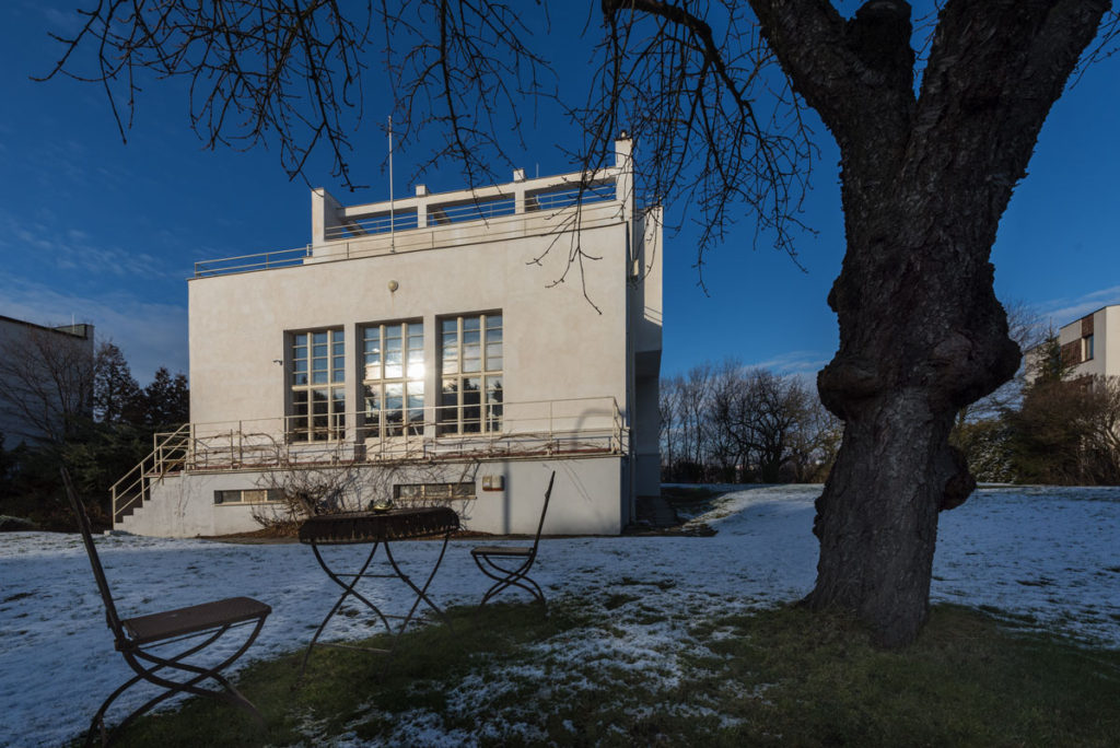 Winternitzova vila od Adolfa Loose – funkcionalistický klenot na Smichově žije